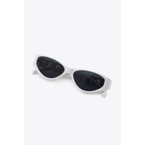 Chic Temple Cat Eye Sunglasses with Gold Chain Detail