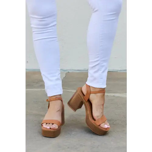 Elevate Your Style with Feel Platform Heel Sandals Cognac