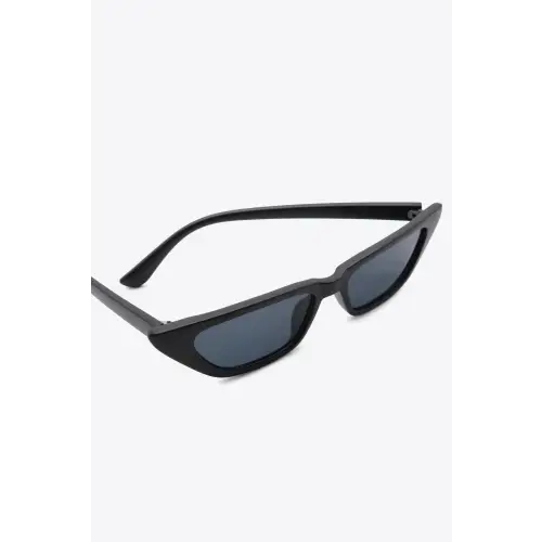 Sleek Black Cat Eye Sunglasses with UV400 Polycarbonate Protection