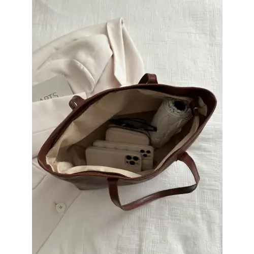 Stylish Black Leather Medium Shoulder Bag for Everyday Elegance