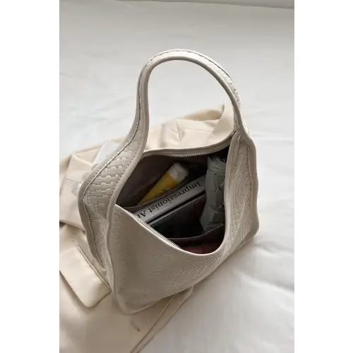 Stylish Black Leather Shoulder Bag for Everyday Elegance