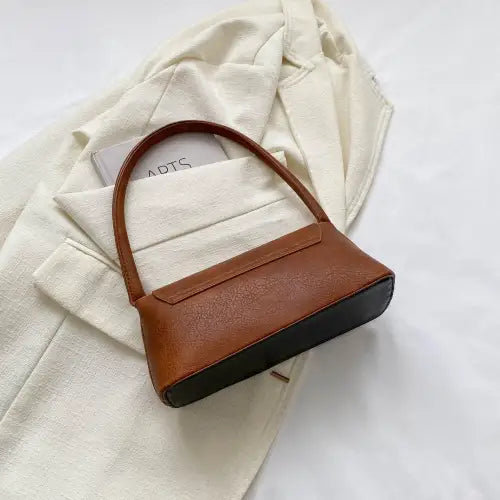 Stylish Brown Leather Shoulder Bag with Elegant Gold Clasp