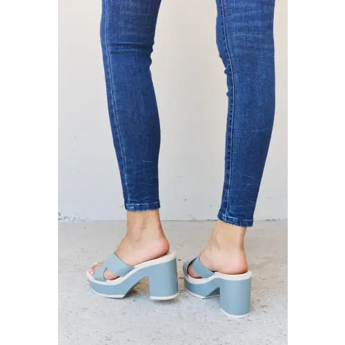 Cherish Blue Contrast Platform Sandals for Summer Chic
